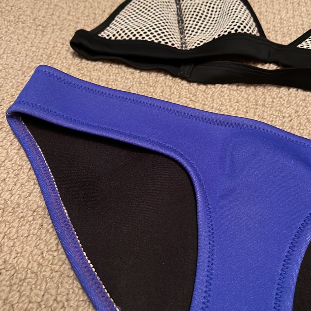 Triangl Bikini Set - Picture 2 of 4
